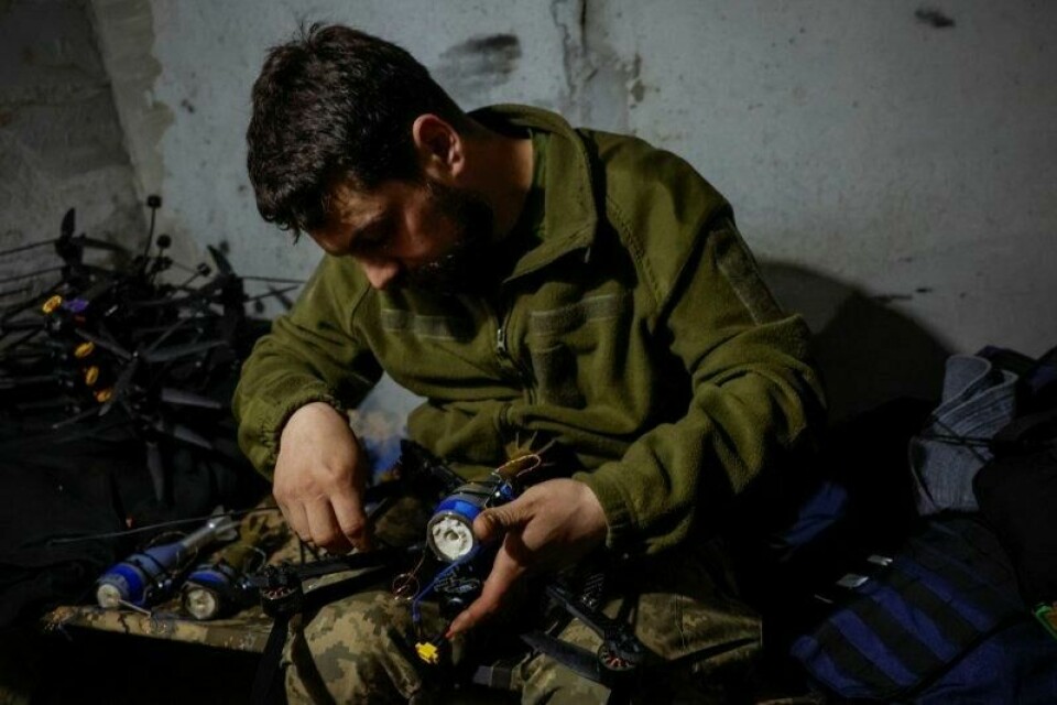 Nazar (33) er soldat i den 72. separate mekaniserte brigaden i Chorni Zaporozhtsi i de ukrainske væpnede styrker. Her forbereder han en drone for oppskytning mot russiske tropper nær frontlinjen i Dnipropetrovsk-regionen, Ukraina 8. mai 2025. REUTERS/Alina Smutko Nazar (33) er soldat i den 72. separate mekaniserte brigaden i Chorni Zaporozhtsi i de ukrainske væpnede styrker. Her forbereder han en drone for oppskytning mot russiske tropper nær frontlinjen i Dnipropetrovsk-regionen, Ukraina 8. mai 2025. REUTERS/Alina Smutko Foto: Reuters/NTB