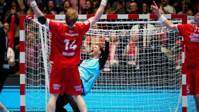 Kolstad-spillerne jublet da sluttspillfinalen mot Elverum var over, men tankene gikk fort til trener Christian Berge, som var sendt til sykehus.