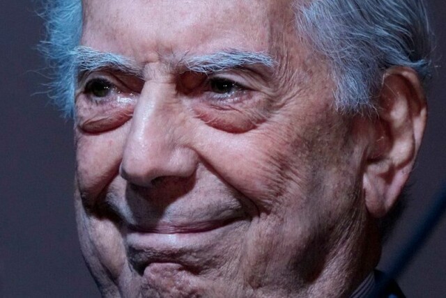 Den peruanske forfatteren Mario Vargas Llosa, her under et besøk i Argentina i 2022, er død, 89 år gammel.