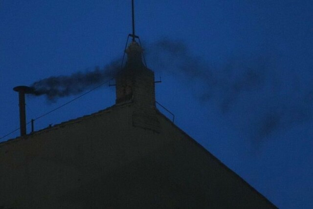 Svart røyk steg fra kapellet onsdag.