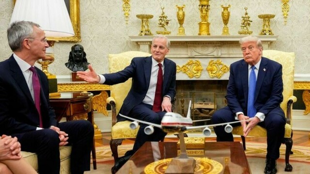 Statsminister Jonas Gahr Støre og finansminister Jens Stoltenberg i Det ovale kontor sammen med USAs president Donald Trump.