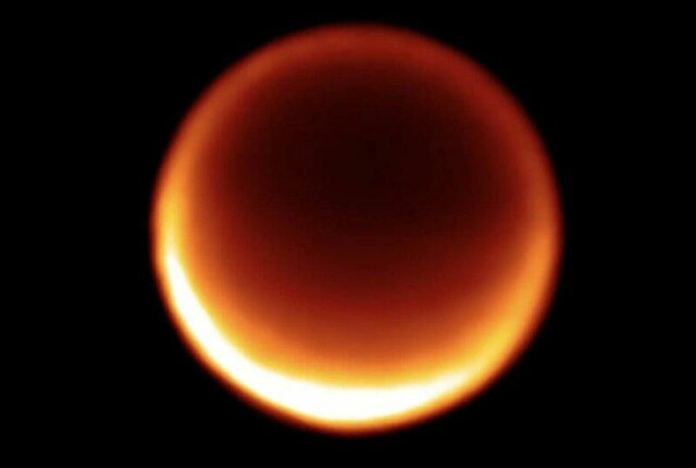 Slik ser Titan ut gjennom James Webb-teleskopet. Her måler de hvordan skyene utvikler seg over tid. (Foto: NASA, ESA, CSA, STScI, Keck Observatory)