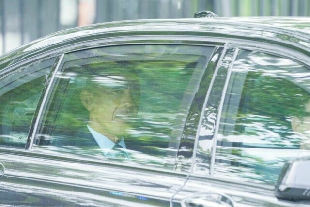 Her forlater Barack Obama kongsgården på Bygdøy i Oslo tirsdag formiddag rundt klokken 12.45.