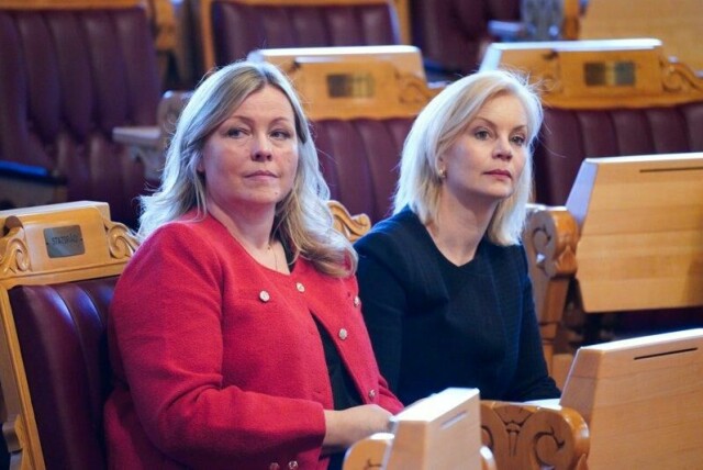 Kommunal- og distriktsminister Kjersti Stenseng (Ap) ble onsdag grillet i Stortinget av Høyre. Her sammen med forsknings- og høyere utdanningsminister Sigrun Aasland (Ap).