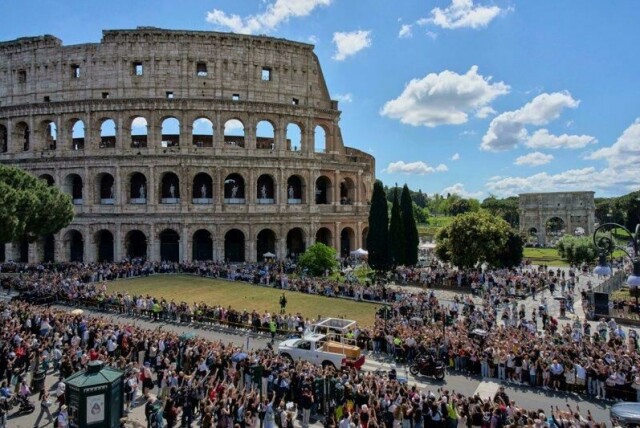 Det flaviske amfiteateret i Roma – bedre kjent som Colosseum – er Italias suverent mest besøkte turistattraksjon. I fjor ble det solgt billetter for over 100 millioner euro til ruinene av Romas gamle storstue. Dette bildet er tatt da kisten med avdøde pave Frans passerte den verdensberømte arenaen.