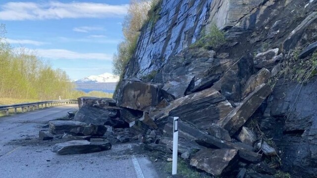 Onsdag morgen gikk det et steinras ut på E6 sør for Narvik.