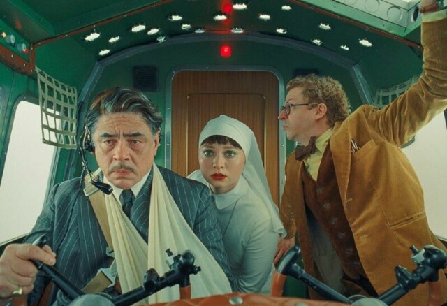 Benicio del Toro, Mia Threapleton og Michael Cera i et rollebilde fra norgesklare «The Phoenician Scheme».