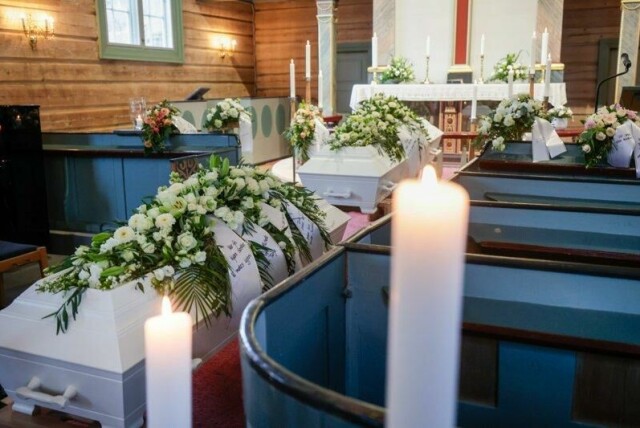 Lys er tent i kirken i anledning begravelsen.