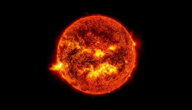 En stor eksplosjon på sola sett i juni 2013. (Foto: SDO/NASA)
