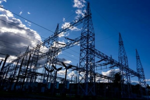 Norgespris skal etter planen innføres fra 1. oktober. Nå er Energidepartementet i gang med å se på kritikk og innspill som har strømmet inn i høringsrunden.