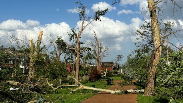 Ødeleggelser etter tornado og annet uvær i St. Louis fredag.