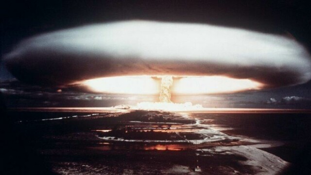 Bildet viser en fransk test av atomvåpen i det sørlige Stillehavet i 1971. Flere av respondentene i undersøkelsen omtalt av The Guardian tror atomvåpen kan bli brukt i en fremtidig storkrig.