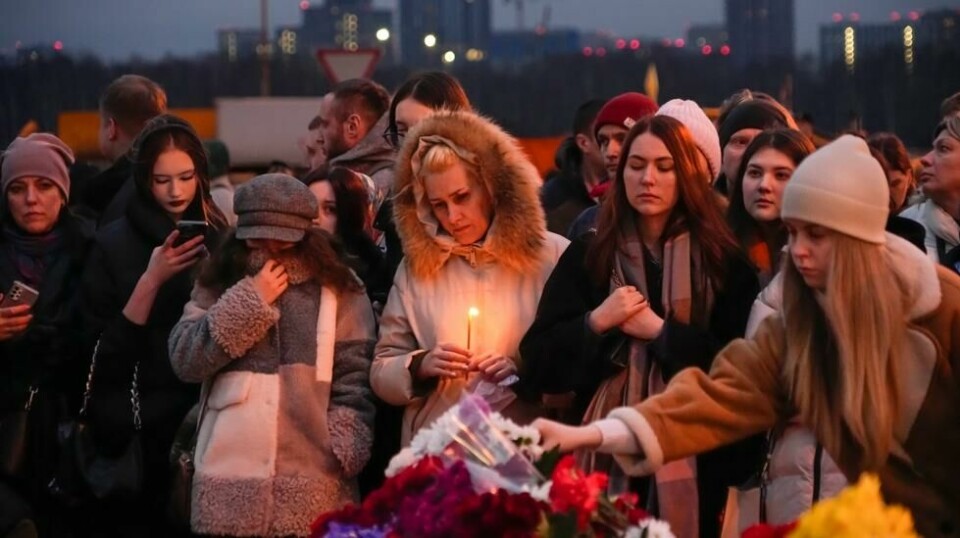 Terrorofrene minnes med blomster og lys utenfor konserthallen Crocus, der det brutale angrepet skjedde like før en rockekonsert skulle starte i utkanten av Moskva fredag kveld. Foto: Aleksander Zemlianitsjenko / AP / NTB