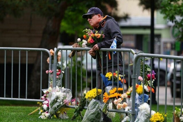 En mann fester en blomsterbukett til et improvisert minnesmerke for ofrene for et angrep utenfor tinghuset i Boulder County, Colorado, tirsdag 3. juni 2025, i Boulder, Colorado.