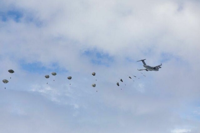 Fallskjermsoldater fra U.S. Army 82nd Airborne Division hopper ut av et C-17 Globemaster på Bardufoss, under den multinasjonale øvelsen Swift Response 25.