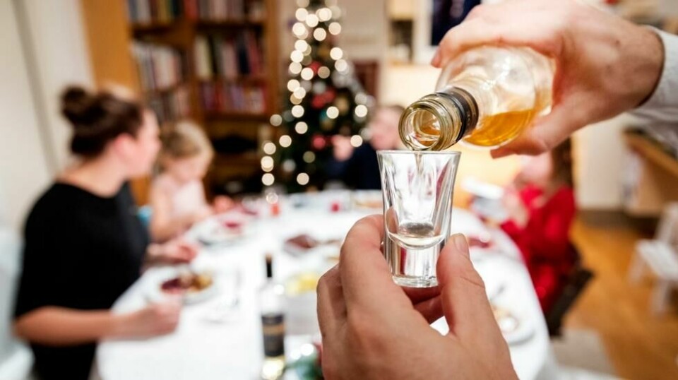 Akevitt drikkes det mye av i jula. Av-og-til mener man maks skal drikke glass alkohol når man er sammen med barn. Aller helst ingenting.