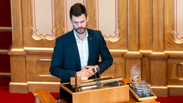 Bjørnar Moxnes (R) under den muntlige spørretimen i Stortinget.