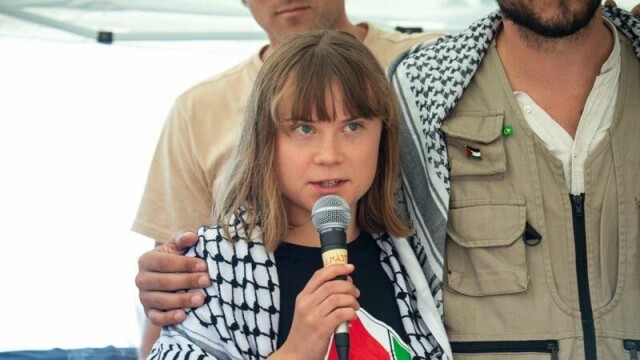 Aktivisten Greta Thunberg og andre aktivister møtte pressen før avreise søndag.