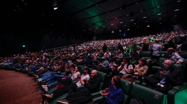 Fullsatt kinosal da «Quislings siste dager» hadde premiere under filmfestivalen i Haugesund i fjor, men kinosalget i verden gikk ned i fjor etter flere års oppgang etter pandemien. Arkivfoto: Jan Kåre Ness / NTB