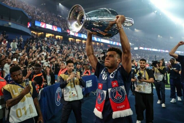 Désiré Doué løfter mesterligatrofeet under Paris Saint-Germains seiersfeiring i hjembyen, her på Parc des Princes.