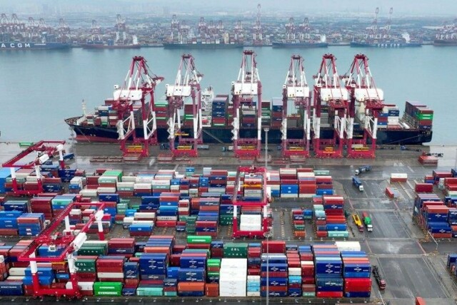 Et skip lastes opp i havna i Qingdao øst i Kina. Landet har satt eksporten av flere viktige mineraler og magneter på pause, ifølge The New York Times.
