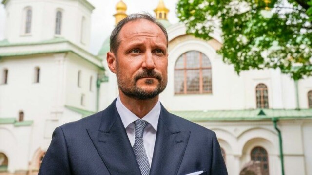 Kronprins Haakon møter norsk presse ved St. Sofia-katedralen i Kyiv etter samtalen med president Volodymyr Zelenskyj tirsdag. Kronprinsen besøker det krigsherjede landet for å vise Norges støtte til landet.