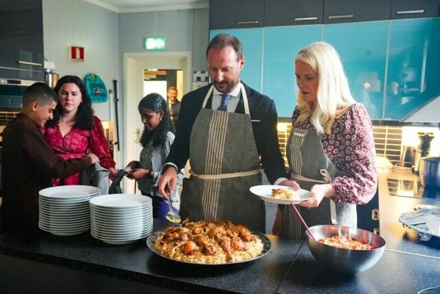 Kronprins Haakon og kronprinsesse Mette-Marit etterlyser en kokk som kan lage mat på Skaugum. Her er kronprinsparet avbildet på besøk i Hommelvik i september i fjor.