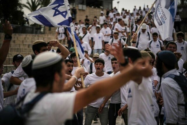 Israelere sang, danset og ropte hatefulle slagord mot palestinere da de marsjerte gjennom den okkuperte gamlebyen i Jerusalem mandag.