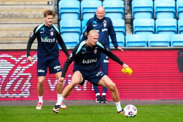 Ståle Solbakken (bakerst), David Møller Wolfe (til venstre) og Erling Braut Haaland under fotballandslagets trening på Ullevaal stadion mandag.
