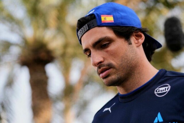 Carlos Sainz bannet på torsdagens pressekonferanse. Det kan resultere i bot.