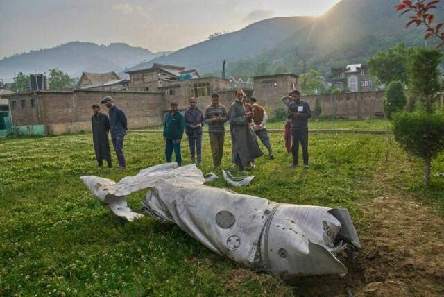 Vrakrester fra et kampfly ligger i bakgården til en moské i Pampore i Pulwama i den indiskkontrollerte delen av Kashmir onsdag morgen.