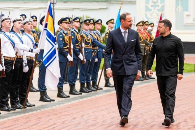 Kronprins Haakon møtte president Volodymyr Zelenskyj ved St. Sofia-katedralen i Kyiv under sitt besøk til Ukraina tirsdag.