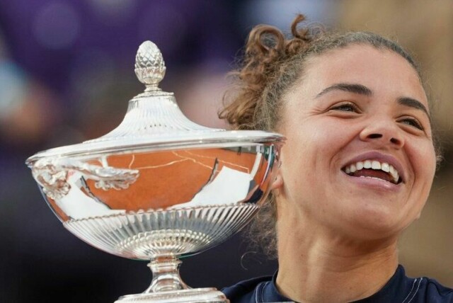 Jasmine Paolini med trofeet etter seieren i Internazionali d'Italia.