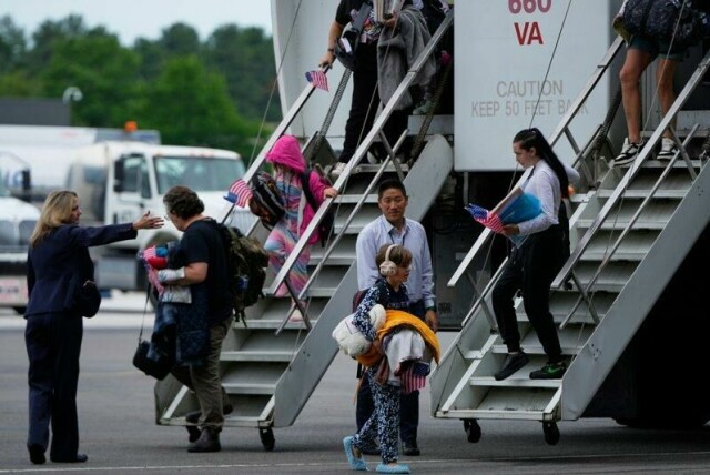 Sørafrikanske flyktninger ble mandag tatt imot på Dulles-flyplassen utenfor Washington.