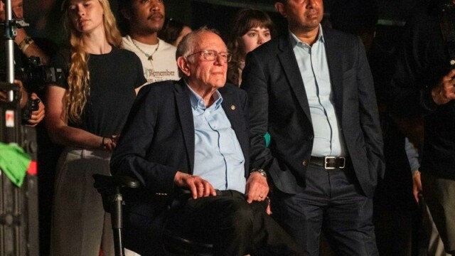 Bernie Sanders fotografert etter at han holdt en overraskelsestale på festivalen Coachella i USA.