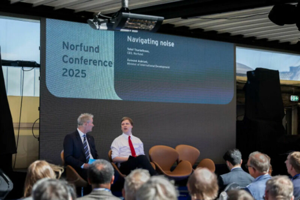 Direktør Tellef Thorleifsson åpnet konferansen med å fortelle at Norfund i fjor bidro til å skape vel 700 000 arbeidsplasser. Dét var musikk i utviklingsminister Åsmund Aukrusts ører, som har sagt at arbeid er jobb nummer én i norske samarbeidsland. Før Norfund delte historier om mislykkede investeringer, intervjuet direktøren sin egen sjef i sesjonen «navigating noise». Direktør Tellef Thorleifsson åpnet konferansen med å fortelle at Norfund i fjor bidro til å skape vel 700 000 arbeidsplasser. Dét var musikk i utviklingsminister Åsmund Aukrusts ører, som har sagt at arbeid er jobb nummer én i norske samarbeidsland. Før Norfund delte historier om mislykkede investeringer, intervjuet direktøren sin egen sjef i sesjonen «navigating noise». Foto: Espen Røst
