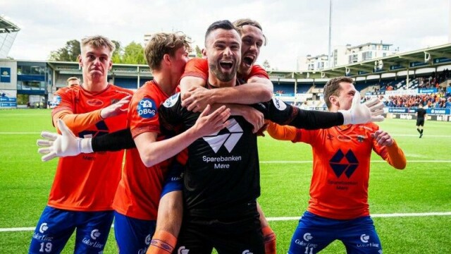 Aalesund-keeper Tor Erik Valderhaug Larsen feirer med lagkameratene etter å ha avgjort cupkamen mot HamKam.