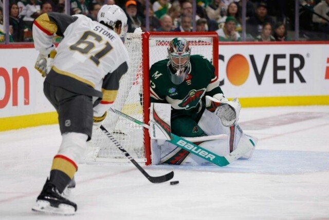 Mark Stone på Vegas Golden Knights i duell mot Minnesota-keeper Filip Gustavsson i det som ble den siste sluttspillkampen i år for Wild. Vegas vant kampen 3–2 og dermed 4–2 i kamper sammenlagt.