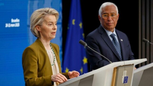 EU-toppene Ursula von der Leyen (til venstre) og Antonio Costa skal ha gått med på å holde sommerens EU-Kina-toppmøte i Kina, i håp om å treffe Kinas president Xi Jinping.