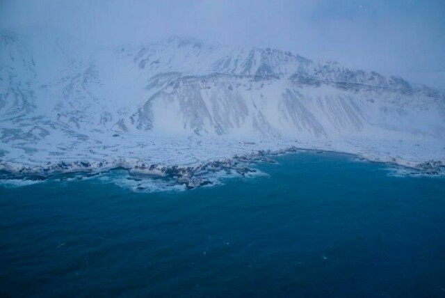 Byggene på Jan Mayen skal oppgraderes, og byggeprosjektet er nå i gang, opplyser Forsvarsbygg. Her fra Olonkinbyen under innflygningen til Jan Mayen.
