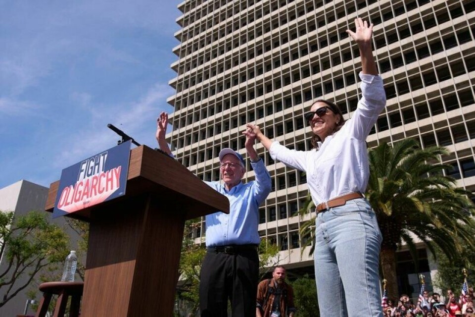 Politikerne Bernie Sanders og Alexandria Ocasio-Cortez holdt et folkemøte for tusenvis i Los Angeles før Sanders gikk på scenen på Coachella-festivalen. Politikerne Bernie Sanders og Alexandria Ocasio-Cortez holdt et folkemøte for tusenvis i Los Angeles før Sanders gikk på scenen på Coachella-festivalen. Foto: Jae C. Hong / AP / NTB