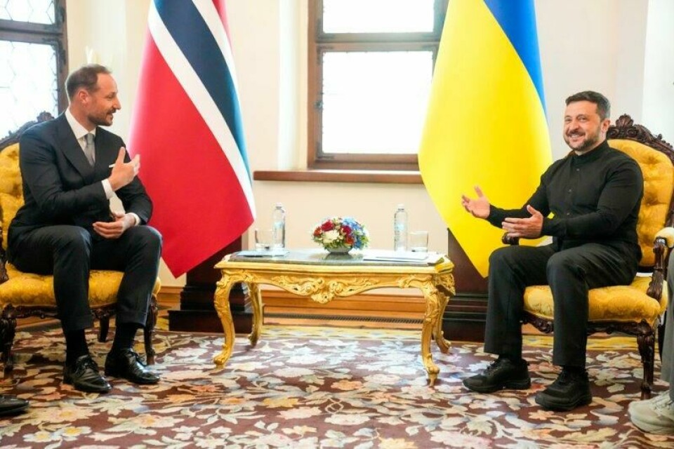 God stemning i et bilateralt møte mellom kronprins Haakon og president Volodymyr Zelenskyj ved St. Sofia-katedralen i Kyiv. God stemning i et bilateralt møte mellom kronprins Haakon og president Volodymyr Zelenskyj ved St. Sofia-katedralen i Kyiv. Foto: Heiko Junge / NTB