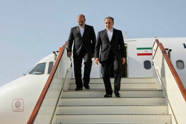Irans utenriksminister Abbas Araghchi, som leder den iranske delegasjonen, ankom Muscat fredag.