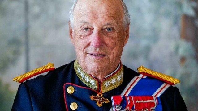 Kong Harald deltar på en markering for det norsk-amerikanske utdanningssamarbeidet 15. mai på Akershus festning.