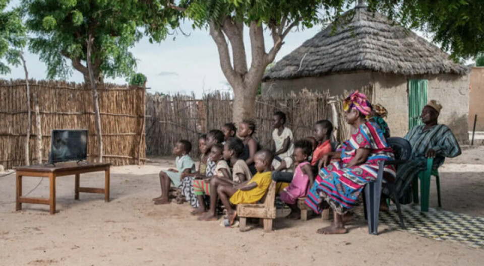 Modou Diouf og hans familie, hadde allerede fått tilgang til strøm gjennom Baobabs tjenester i Senegal da Norfund annonserte sin kjempeinvestering i selskapet. Den gang var det stor optimisme om sol-initiativet, men nå har Norfund nedskrevet 90 prosent av verdien på investeringen. Modou Diouf og hans familie, hadde allerede fått tilgang til strøm gjennom Baobabs tjenester i Senegal da Norfund annonserte sin kjempeinvestering i selskapet. Den gang var det stor optimisme om sol-initiativet, men nå har Norfund nedskrevet 90 prosent av verdien på investeringen. Foto: Baobab