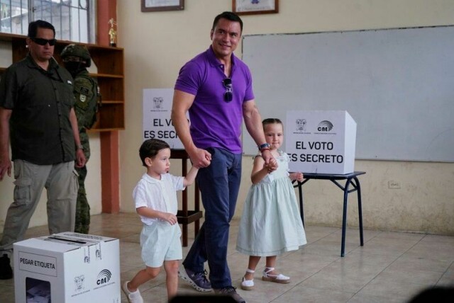 Sittende president Daniel Noboa hadde med seg barna sine da han avla stemme i Olon i Ecuador søndag.