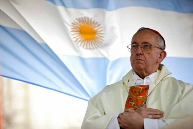 Kardinal Jorge Bergoglio, som han var kjent som da, holdt en messe utenfor San Cayetano-kirken i Buenos Aires i 2009. Arkivfoto: Natacha Pisarenko / AP / NTB