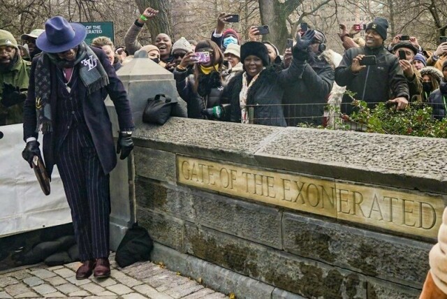 Yusef Salaam, til venstre, en av fem menn som ble frikjent etter å ha blitt urettmessig dømt som tenåringer for voldtekten av en jogger i Central Park i 1989, ser på plaketten med ordene «Gate of the Exonerated», som ble avduket ved den nordøstlige inngangen til Central Park i 2022.