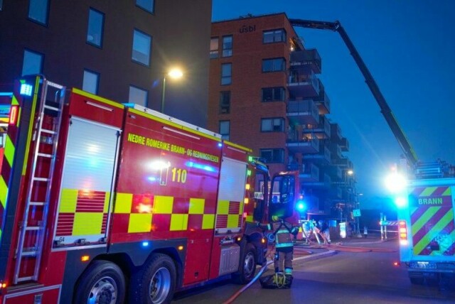Mange ble evakuerte da de begynte å brenne på take av en boligblokk på Finstadjordet i Lørenskog.