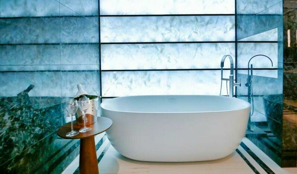 Spadusj og belyst stein er noe av det man får på hovedbadet. Spadusj og belyst stein er noe av det man får på hovedbadet. Foto: Eivind Yggeseth / Finansavisen